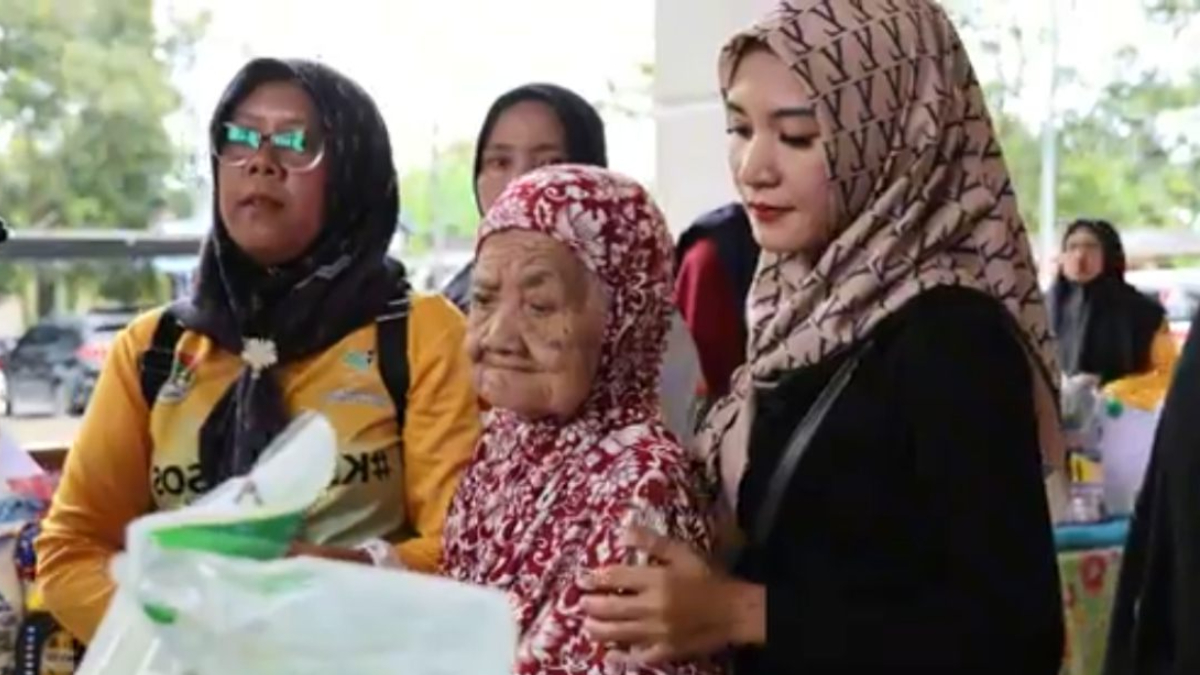 Ilustrasi KPM lansia yang mendapatkan bansos