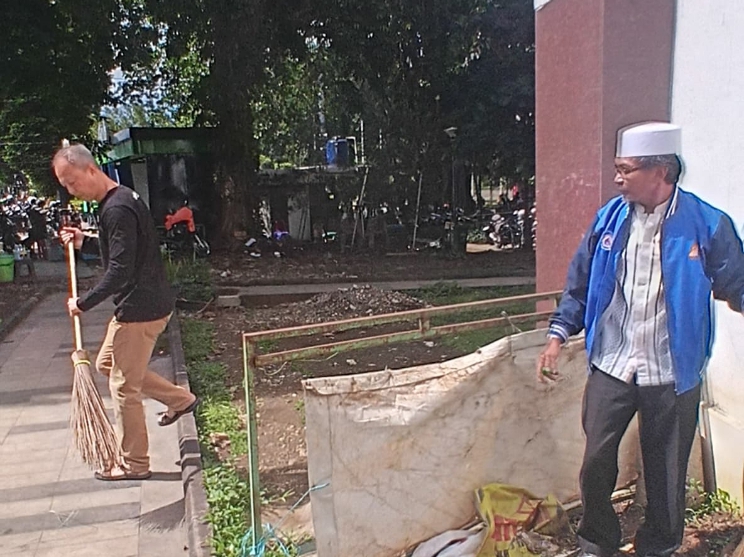 Masjid Agung Kota Bogor menjadi lokasi kelima pelaksanaan kerja Bhakti Lintas Agama, Rabu 24 Desember 2025.