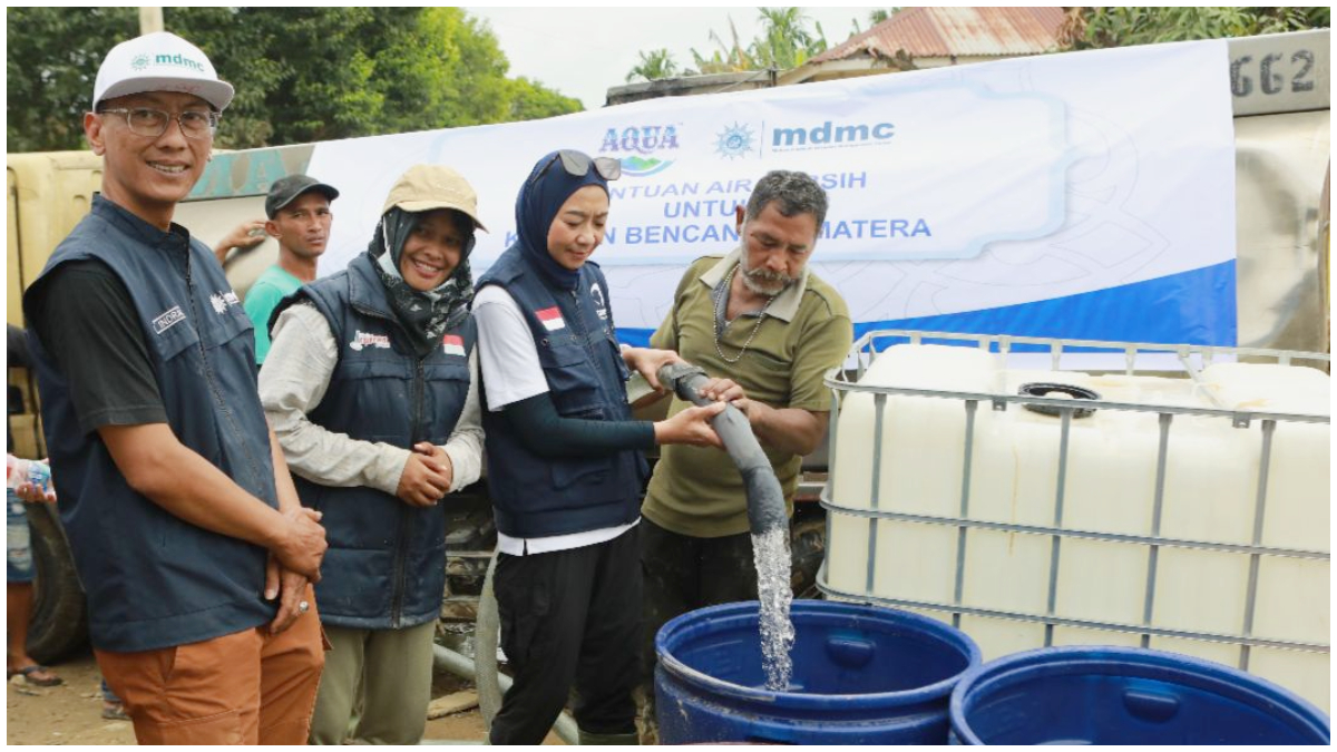 Danone saat menyalurkan bantuan ke Aceh Tamiang.