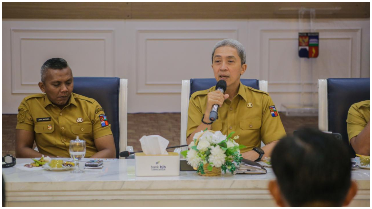 Wali Kota Bogor, Dedie Rachim, saat memimpin Rapat Koordinasi Kesiapsiagaan menjelang perayaan Natal 2025 dan Tahun Baru 2026 bersama Forkopimda Kota Bogor di Paseban Sri Bima, Senin 22 Desember 2025.