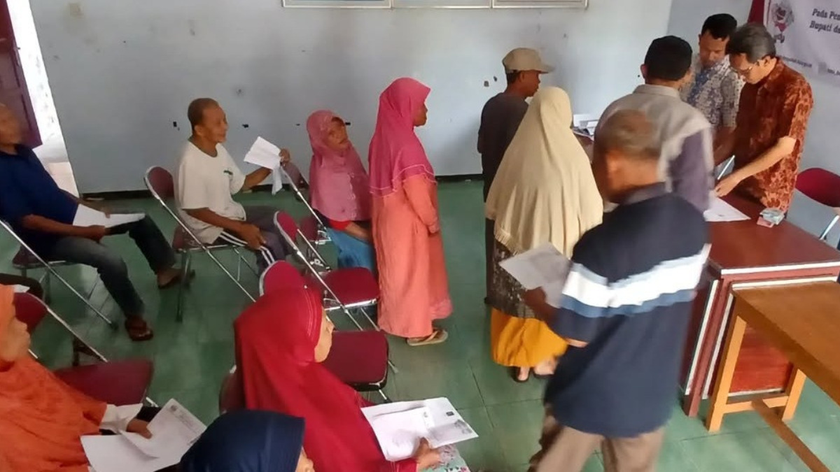 Ilustrasi antrian pencairan bansos BPNT.