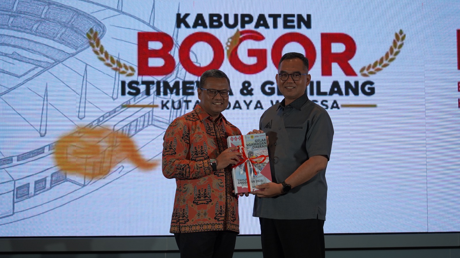 Kepala Inspektorat Kabupaten Bogor, Arif Rahman bersama Sekretaris Daerah Kabupaten Bogor, Ajat Rochmat Jatnika.