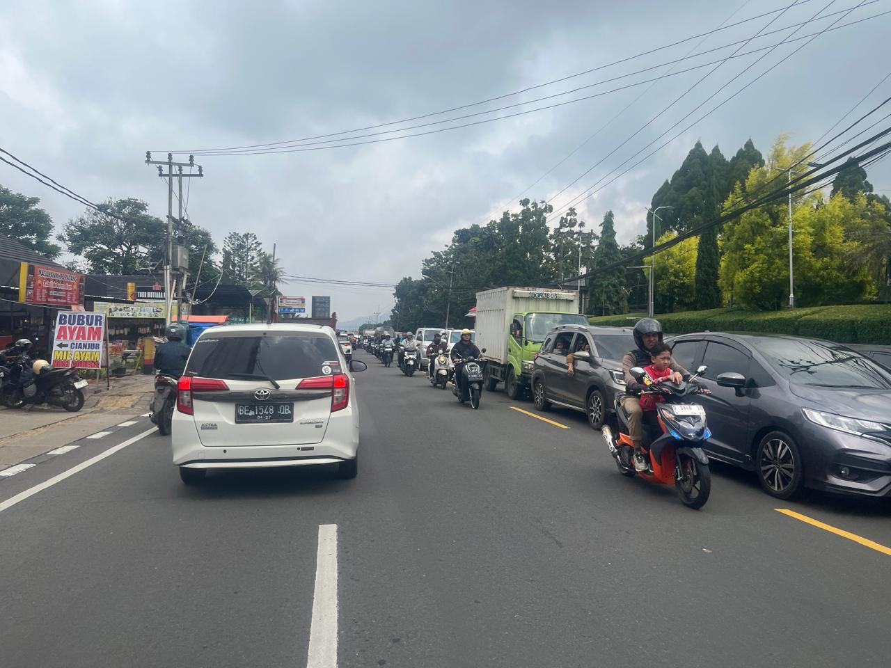 Suasana lalu lintas di Jalur Puncak Rabu 24 Desember 2025. Akan diberlakukan Car Free Night saat tahun baru.