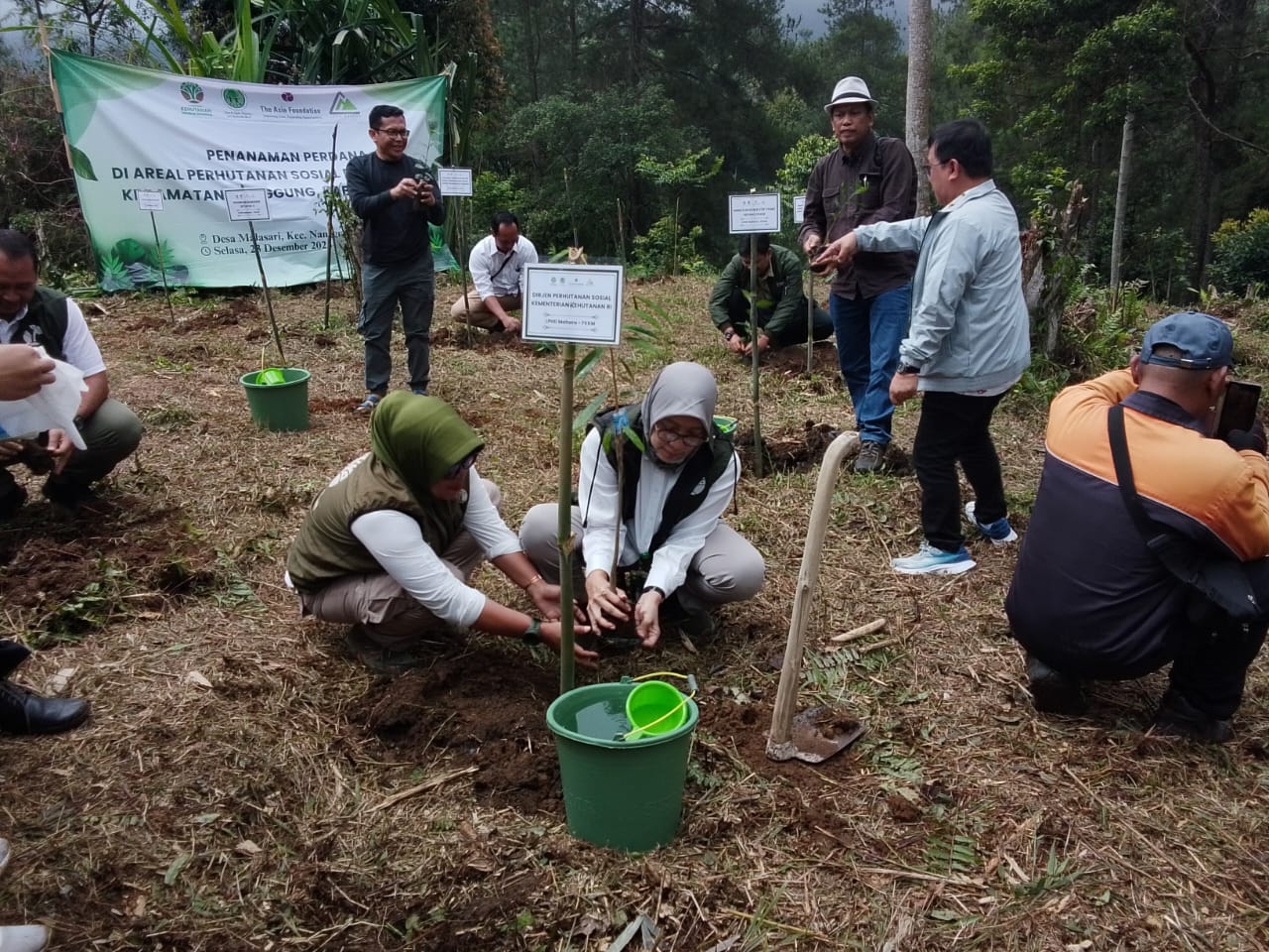 FKKM bersama LPHD Mahara melaksanakan Penanaman Perdana di Kampung Malasari, Desa Malasari, Kecamatan Nanggung, Kabupaten Bogor, Selasa 23 Desember 2025.