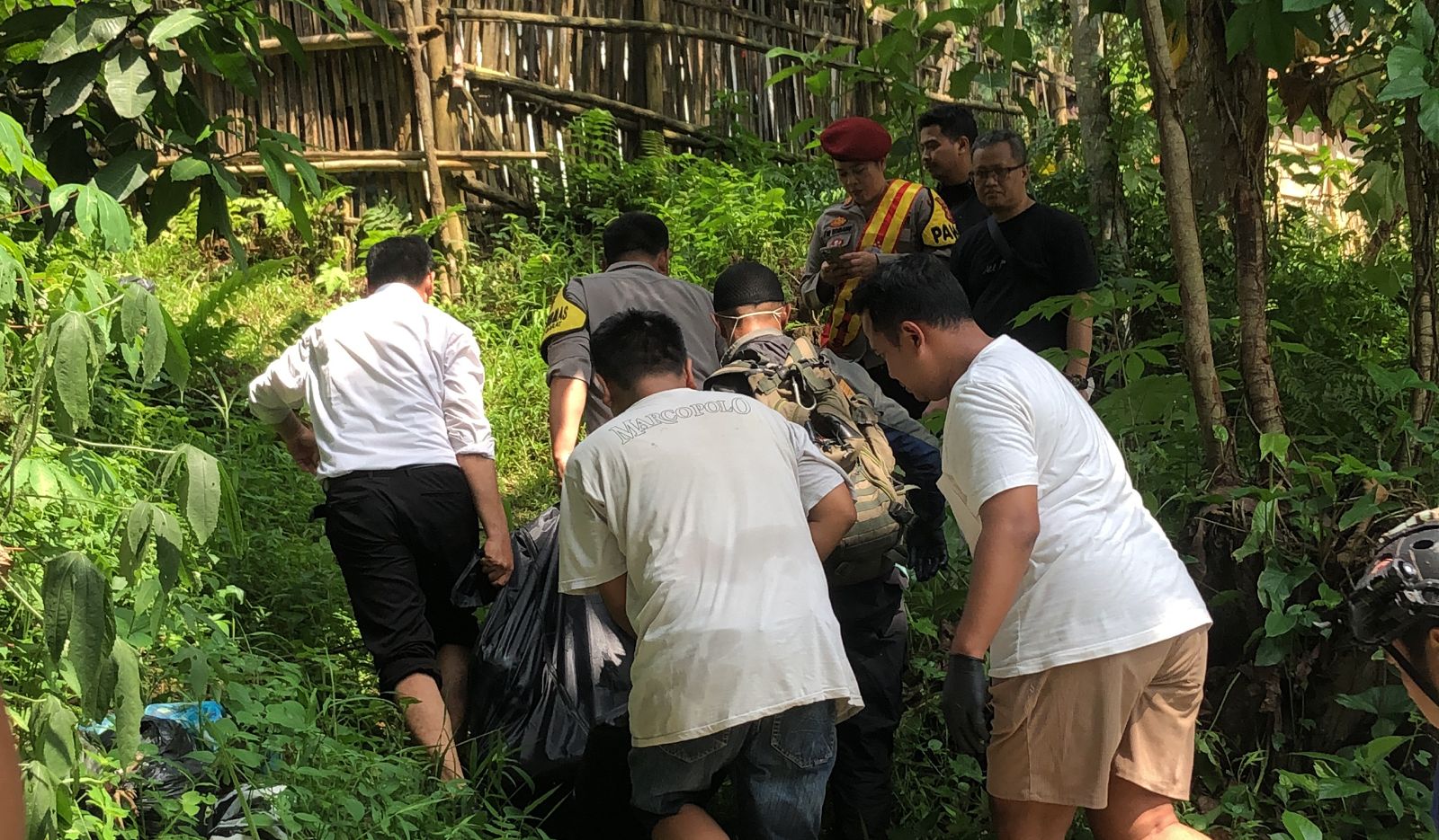 Proses evakuasi penemuan mayat pria tanpa identitas di Sungai Cisadane, Cemplang, Kelurahan Cilendek Barat, Kota Bogor.