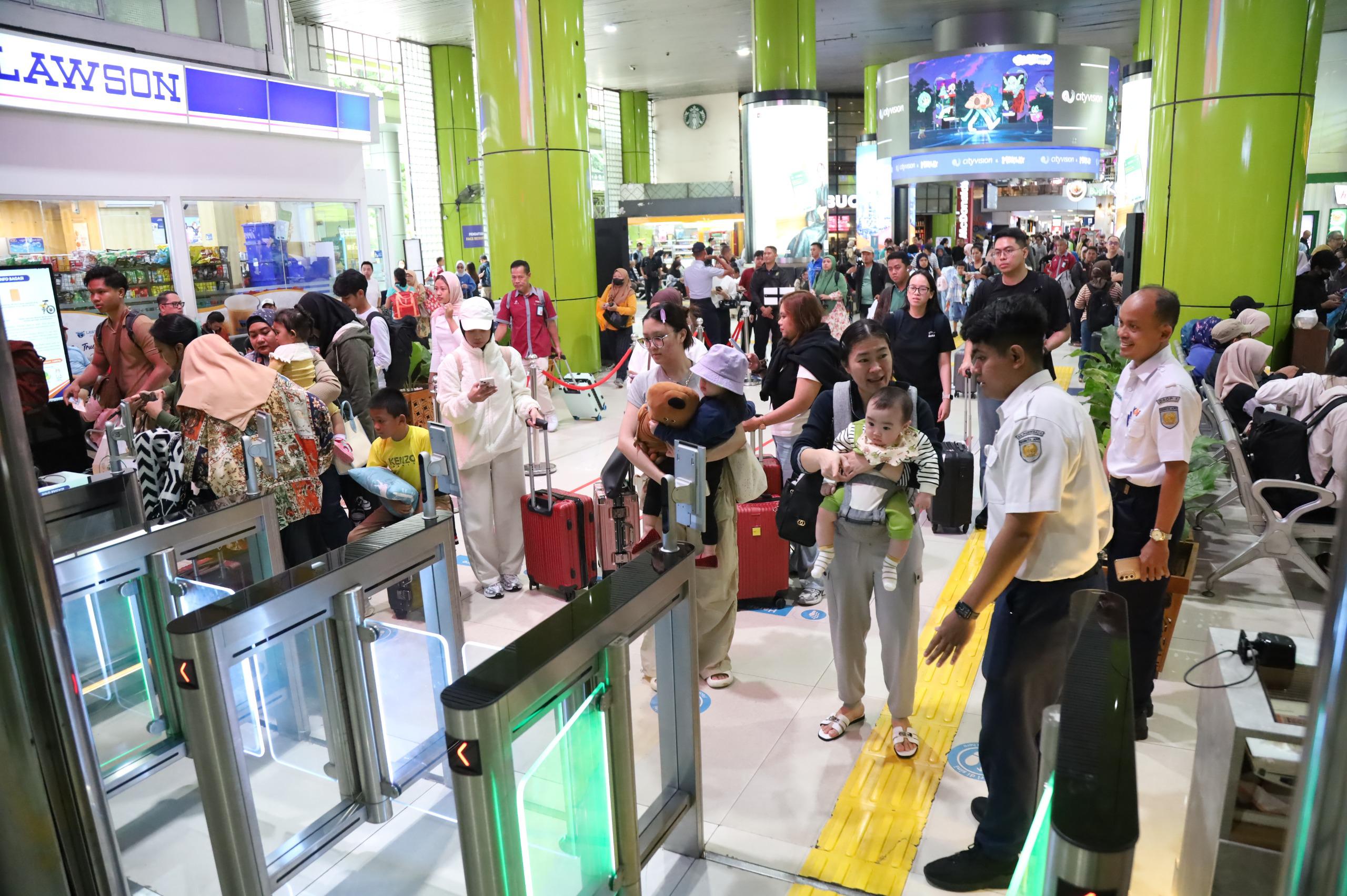 Antrean penumpang KAI di stasiun saat hendak menaiki Kereta Api.