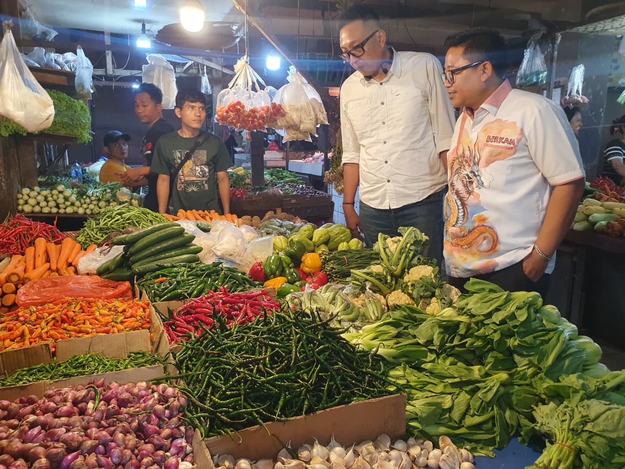 Dirut Perumda Pasar Tohaga, Haris Setiawan saat mengecek langsung harga pangan di Pasar Cibinong.