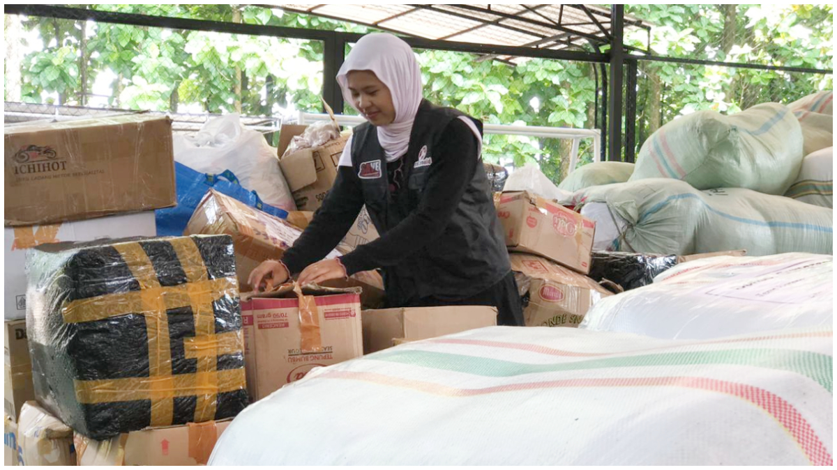 Relawan SalamAdi yang sedang melakukan proses pengumpulan donasi.