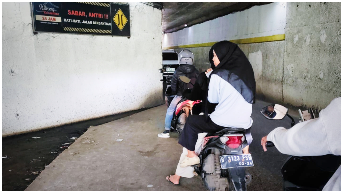 Pengendara bergantian saat melintasi Terowongan Leuwinanggung yang jadi jalur alternatif warga Kota Depok.