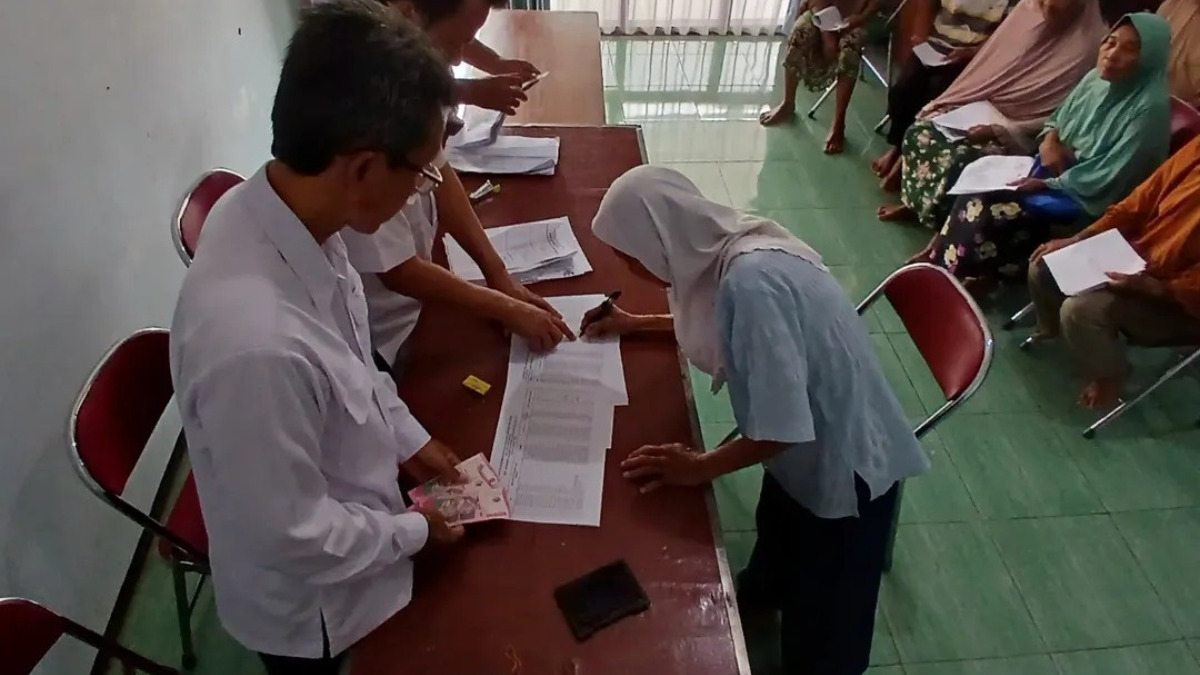 Ilustrasi: Penyaluran bantuan sosial (bansos) kepada KPM.&nbsp;