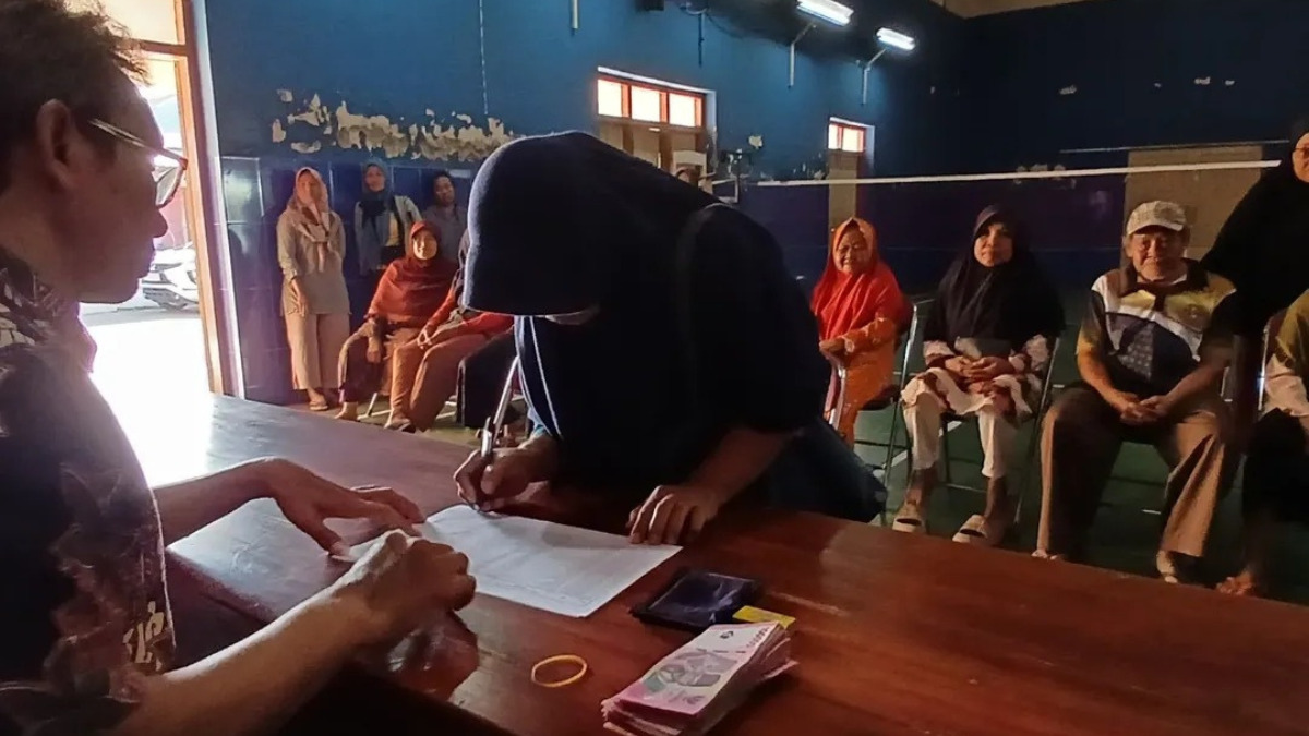 Ilustrasi: Penyaluran bantuan sosial (bansos) kepada KPM.&nbsp;