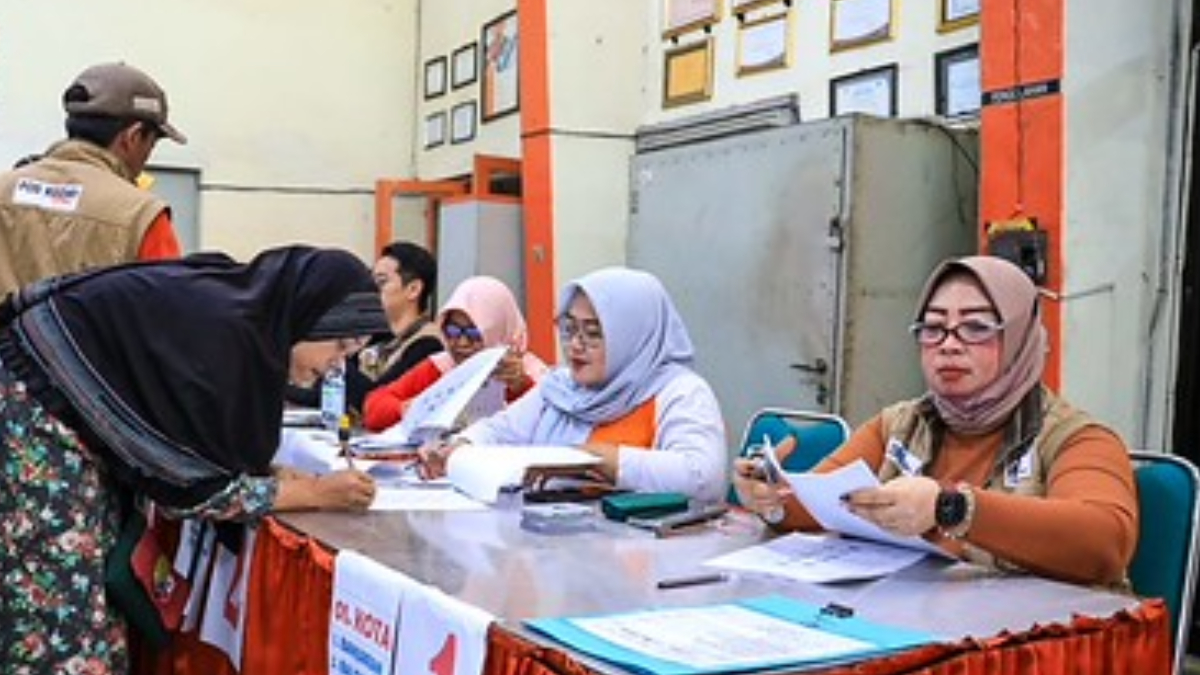 Ilustrasi: Penyaluran bantuan sosial (bansos) kepada para penerima manfaat atau KPM.
