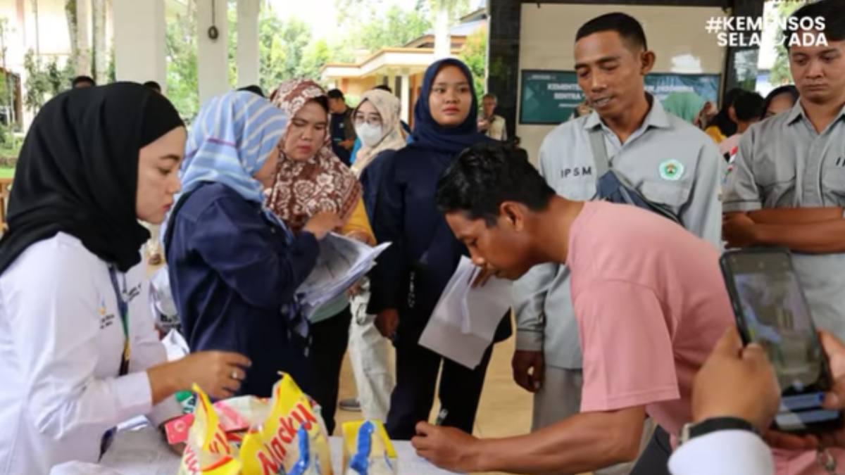 Ilustrasi: Penyaluran bantuan sosial (bansos) kepada para penerima manfaat atau KPM.
