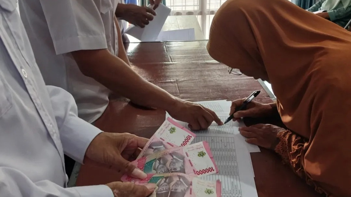 Ilustrasi: Penyaluran bantuan sosial (bansos) kepada KPM.&nbsp;