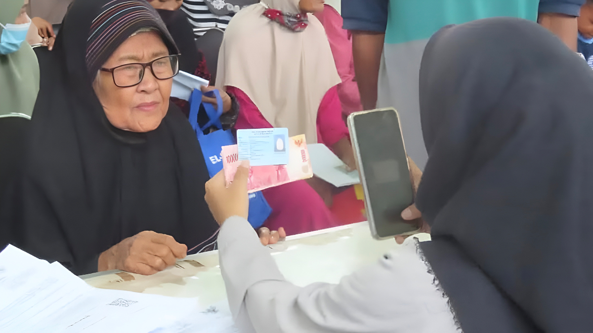 Ilustrasi: Penyaluran bantuan sosial (bansos) kepada masyarakat penerima manfaat.