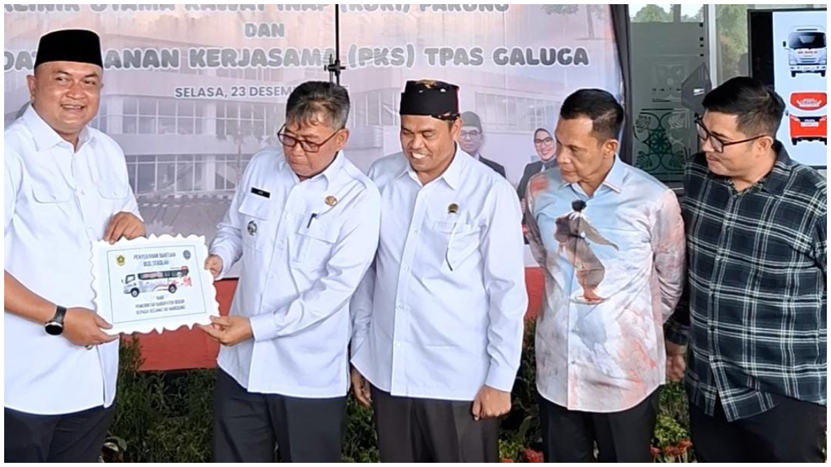 Bupati Bogor, Rudy Sumanto meberikan simbolis bantuan Bus Sekolah ke Camat Nanggung untuk Desa Malasari, Selasa 23 Desember 2025.