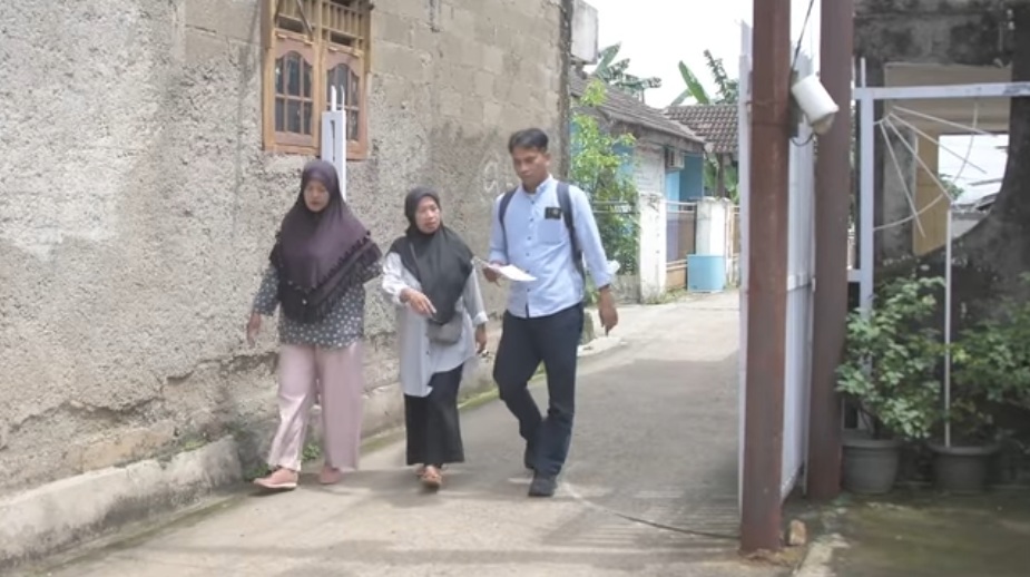 Ilustrasi pendamping sosial memberi penjelasan kepada KPM terkait status bansos