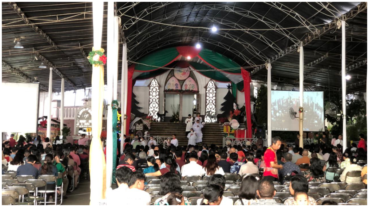 Suasana ibadah misa natal di Gereja Katedral.