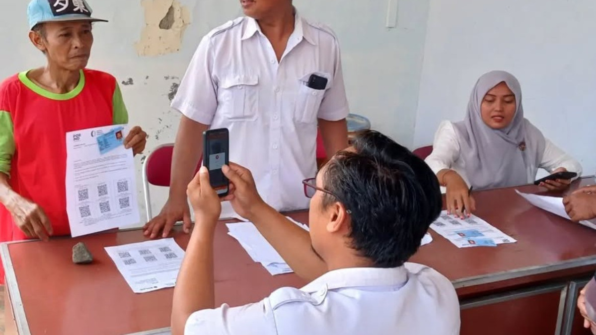 Ilustrasi KPM sedang memperbaiki data kepesertaan bansos agar lolos verifikasi.