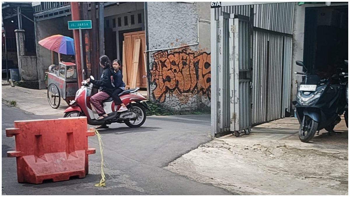 Warga menggunakan jalan alternatif akibat ada proyek infrastruktur di Jalan Pitara Raya.