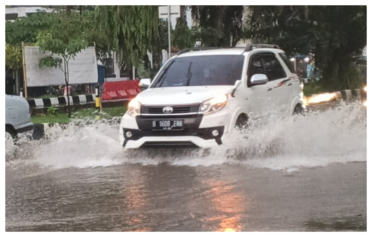 Banjir di Jalan GDC Depok, akibat hujan deras pada Kamis 25 Desember 2025.