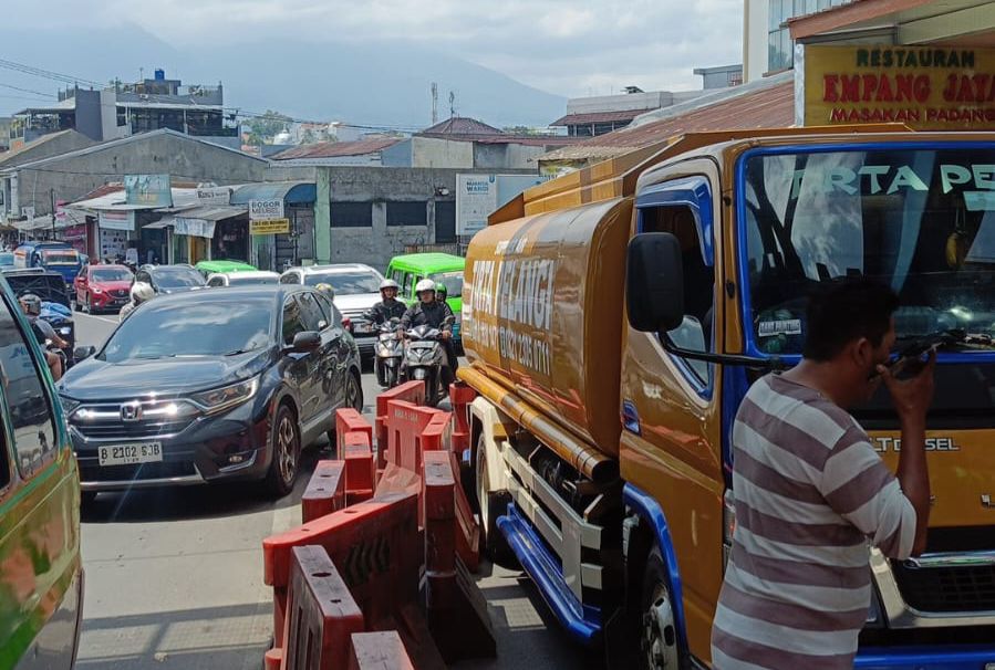 Truk pengangkut air mengalami patah as di depan BTM Kota Bogor, mengakibatkan arus lalu lintas di area tersebut macet, Kamis 25 Desember 2025.