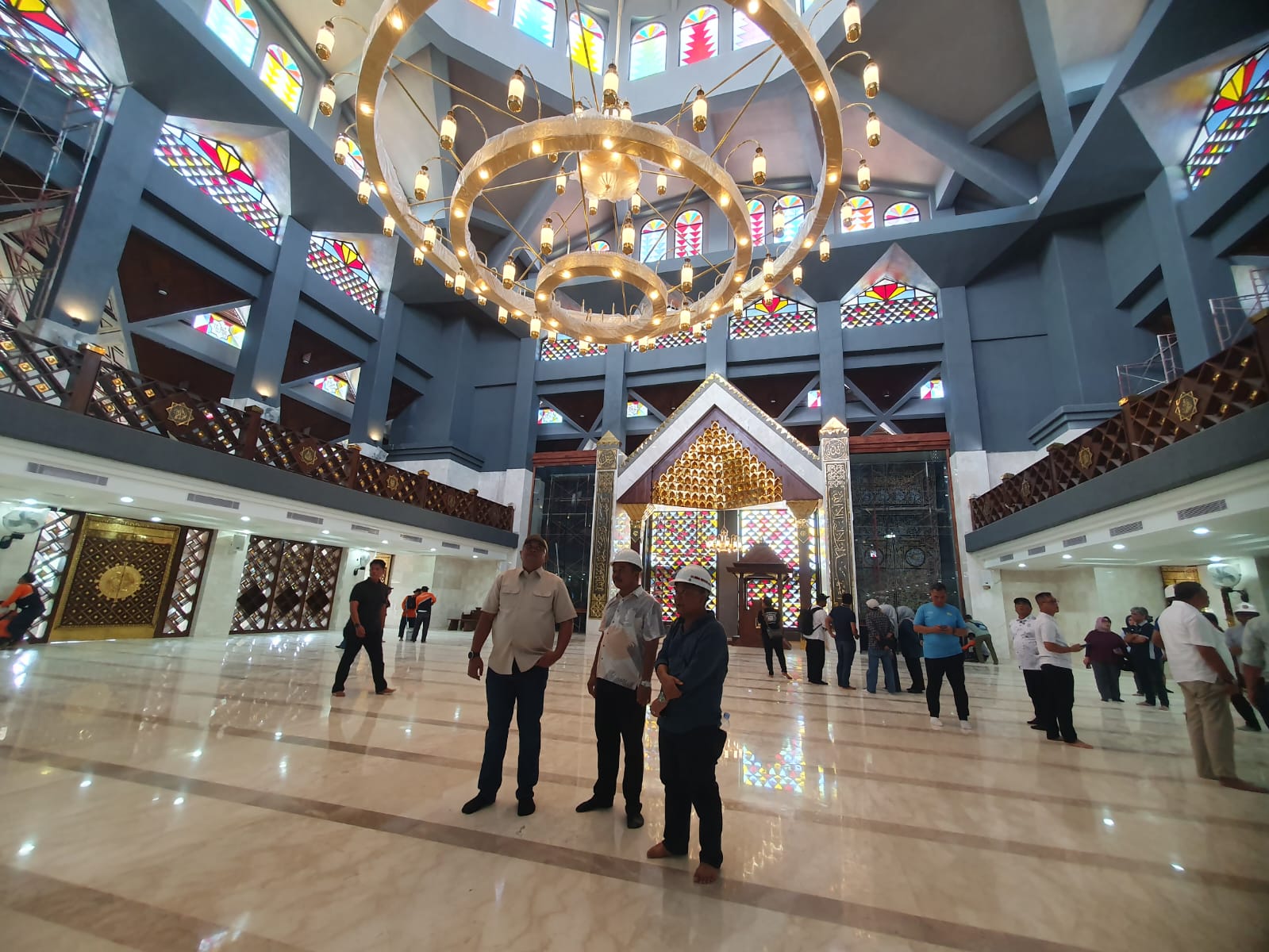 Bupati Bogor, Rudy Susmanto saat meninjau Masjid Raya Nurul Wathon, Kecamatan Cibinong, Kabupaten Bogor.