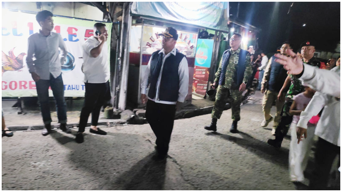 Wali Kota Depok Supian Suri yang tengah berjalan kaki akibat terjebak macet di Jalan Kamboja Pancoran Mas
