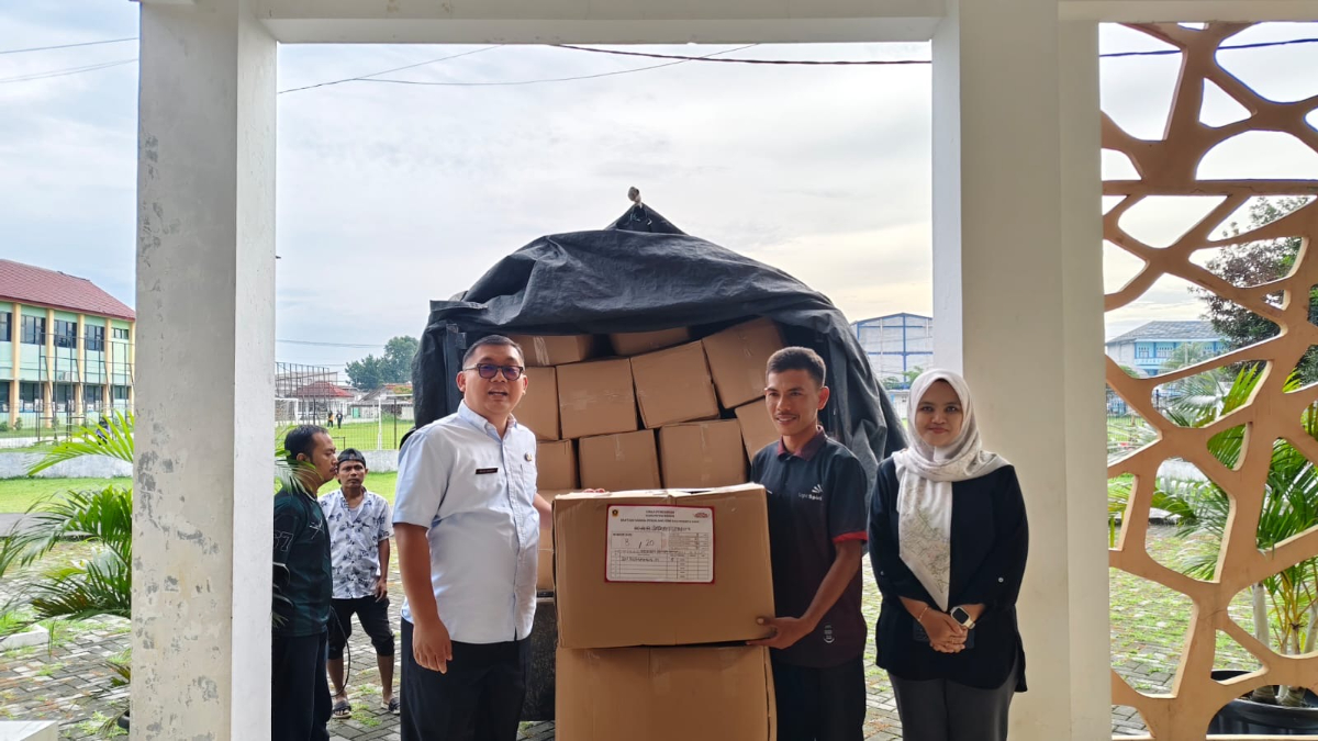 Pendistribusian bantuan perlengkapan sekolah SD dari pemerintah Kabupaten Bogor