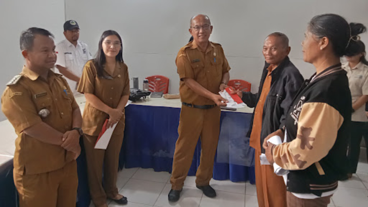 Ilustrasi. Penyerahan KKS milik KPM bansos PKH BPNT.