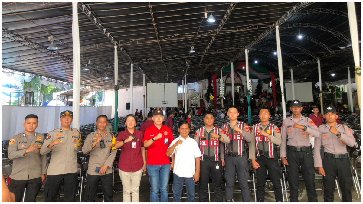 Aparat kepolisian bersama perwakilan gereja saat melakukan pengawalan di Gereja Katedral