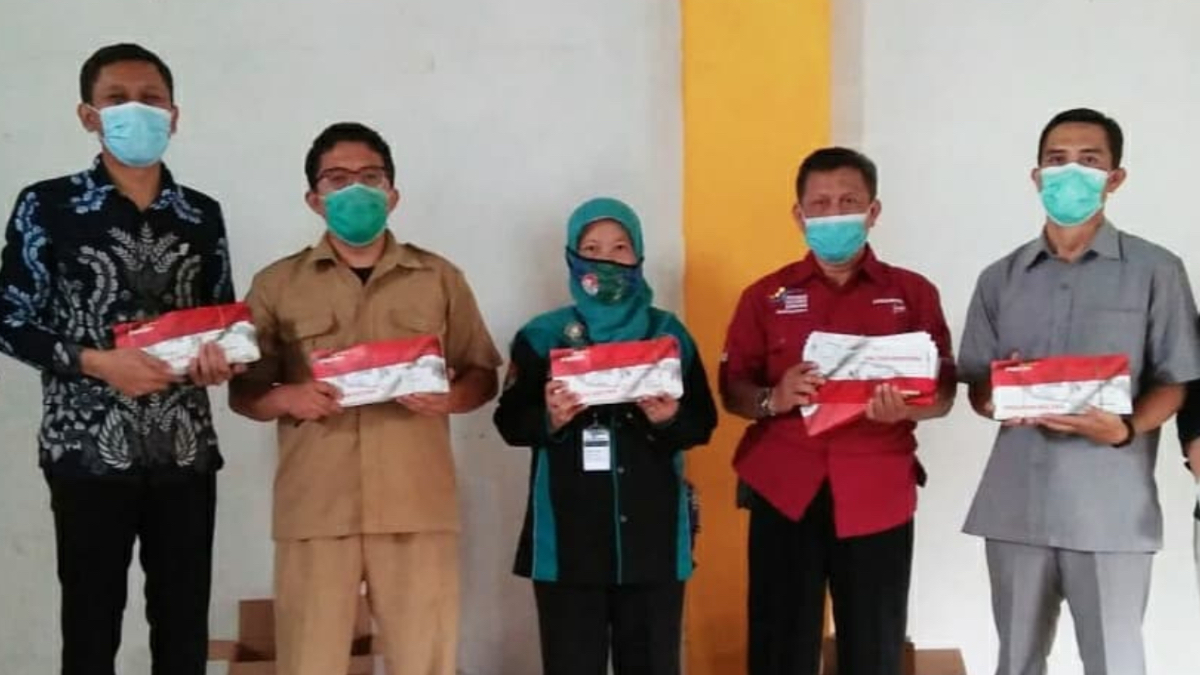 Ilustrasi. KPM bansos menerima KKS untuk mengambil BPNT.