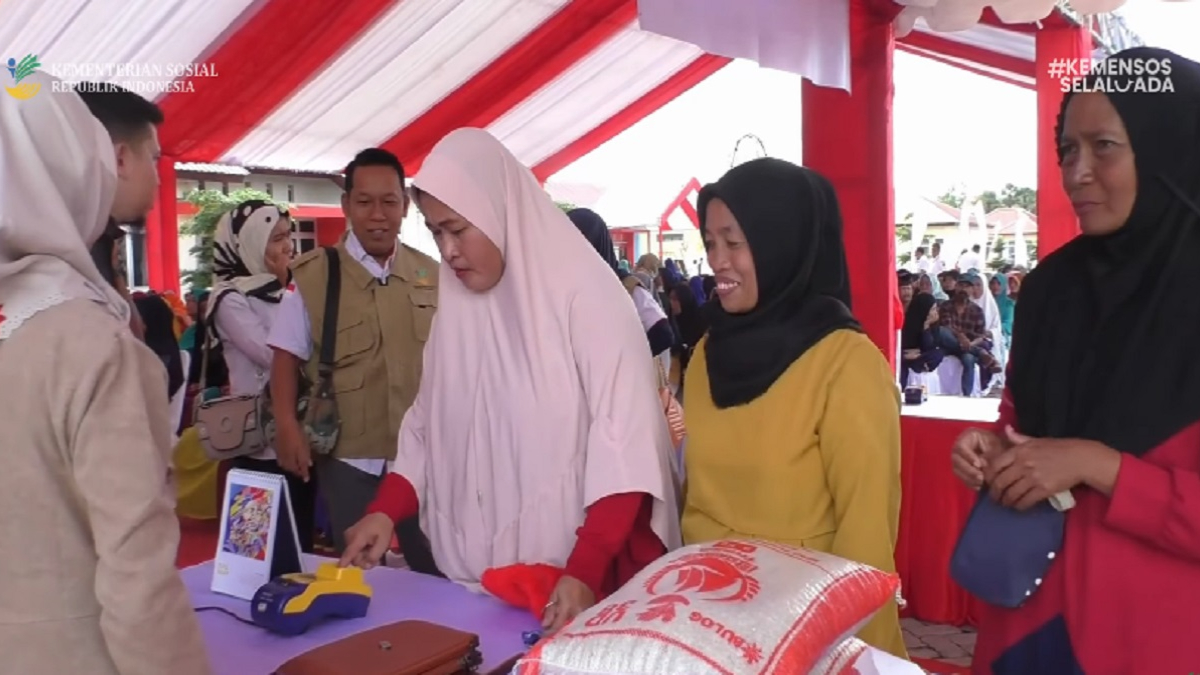 Ilustrasi KPM bansos mengambil bantuan
