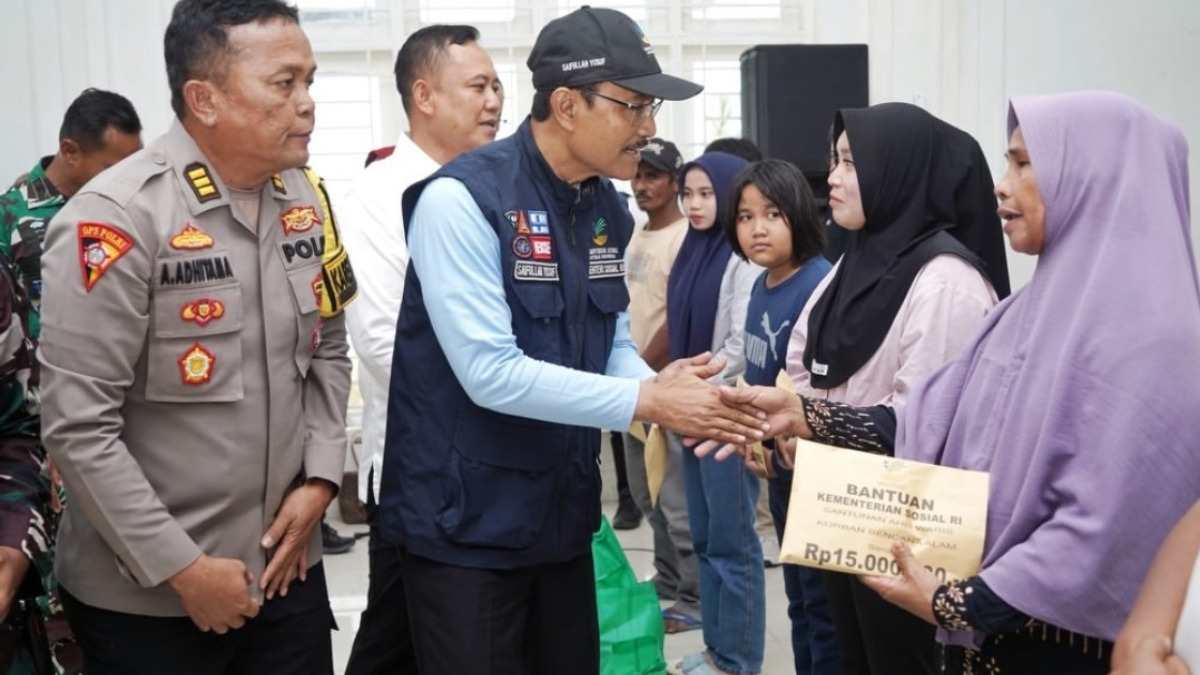 Ilustrasi. Mensos memberikan bantuan ke korban becana alam di Aceh dan Sumatera Barat.