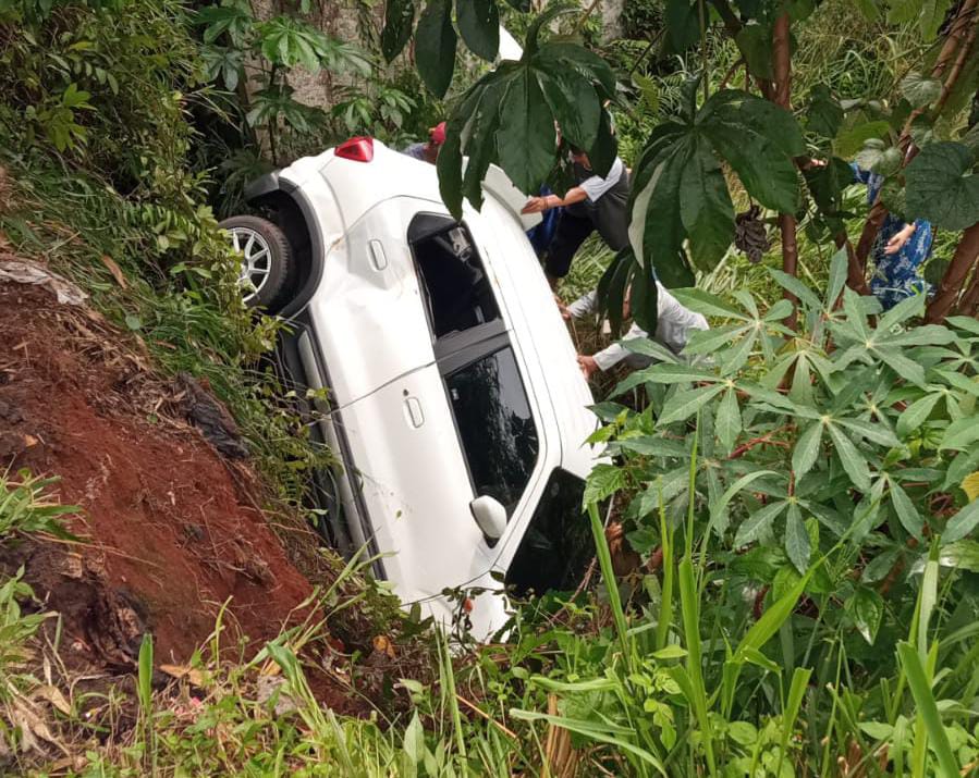 Mobil terperosok akibat sopir mengantuk di Jalan Kampung Cijujung, Kecamatan Sukaraja, Kabupaten Bogor.