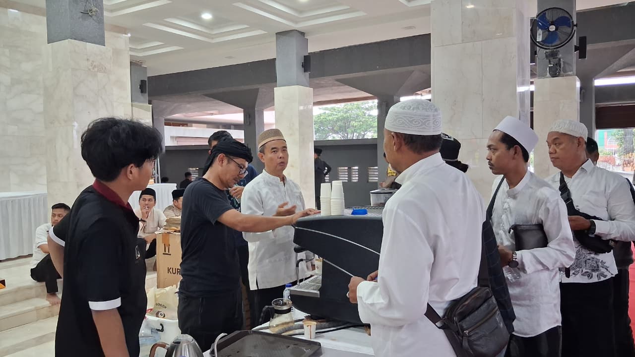 Warga saat mengantre kopi Bogor gratis yang di sediakan oleh Distanhorbun   Kabupaten Bogor, di Masjid Nurul Wathon Cibinong, Jumat 26 Desember 2025.