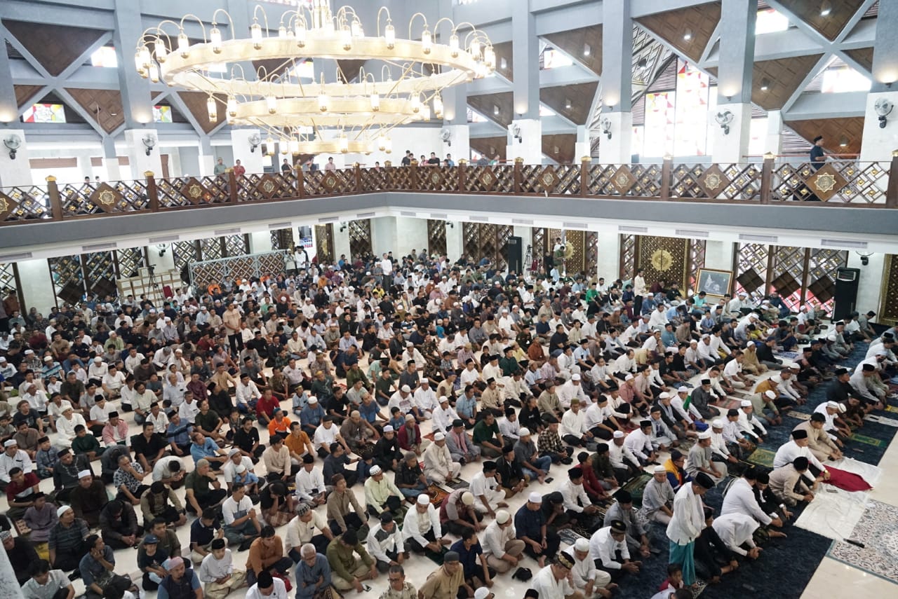 Ribuan jamaah mengikuti sholat Jumat perdana di Masjid Raya Nurul Wathon Pakansari Kabupaten Bogor, Jumat 26 Desember 2025.