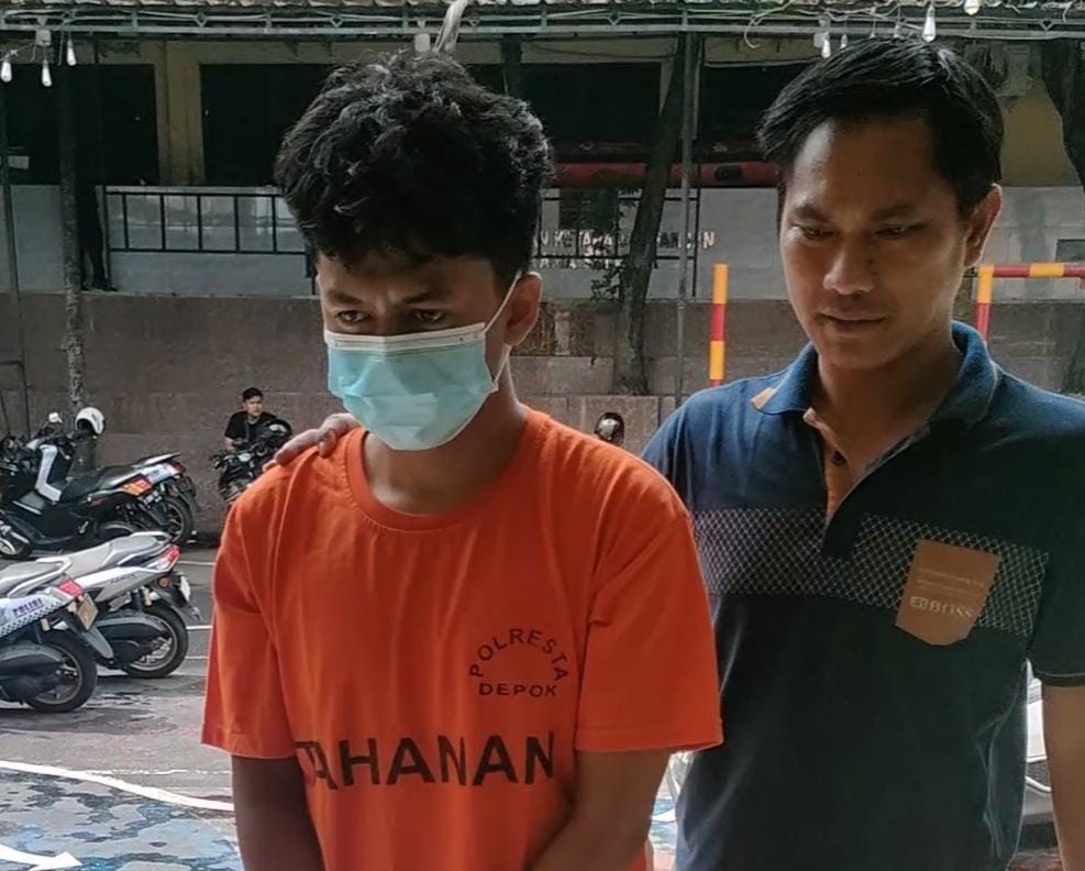 Tersangka teror bom jelang natal di Kota Depok saat digelandang petugas Polres Metro Depok, Jumat 26 Desember 2025.