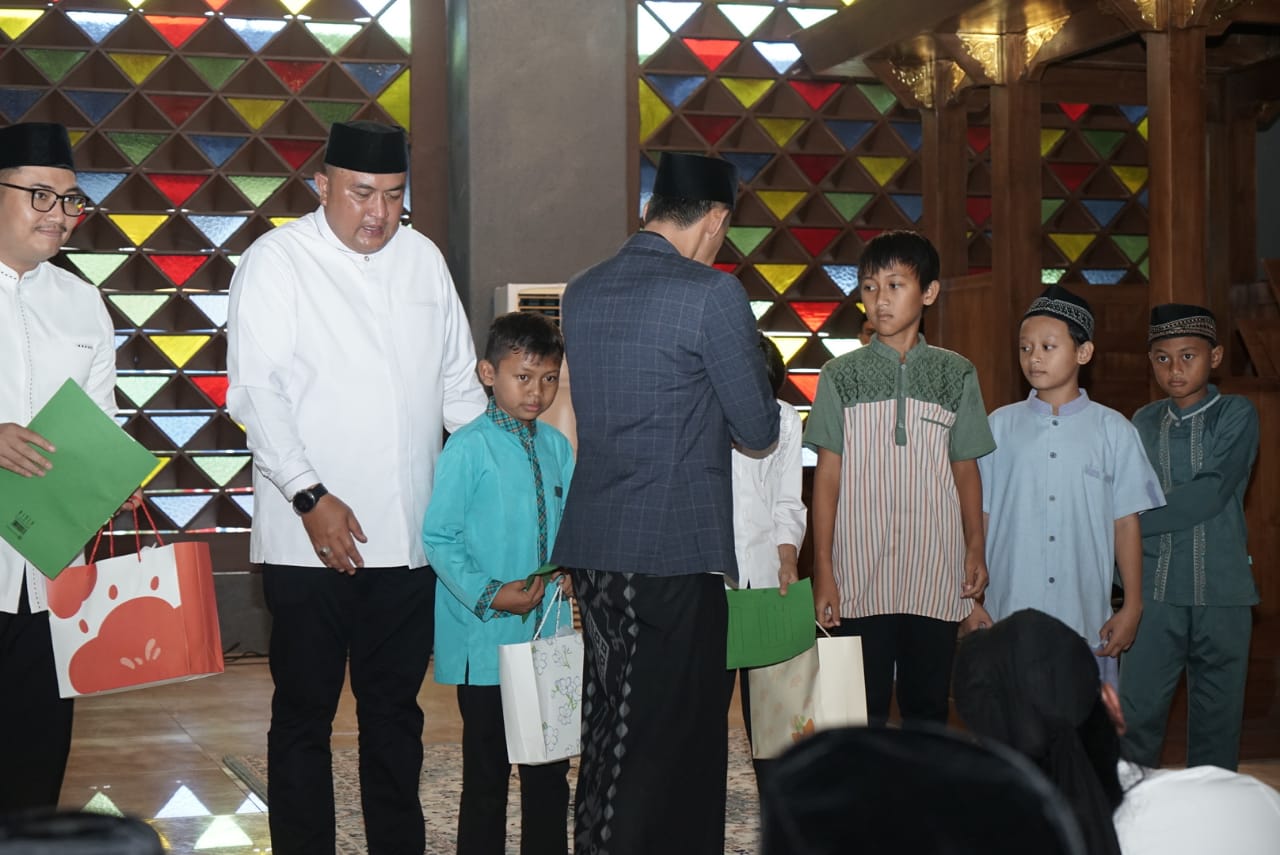 Bupati Bogor, Rudi Susmanto secara simbolis memberikan santunan di Masjid Raya Nurul Wathon Pakansari Cibinong, Kabupaten Bogor, Jumat 26 Desember 2025.