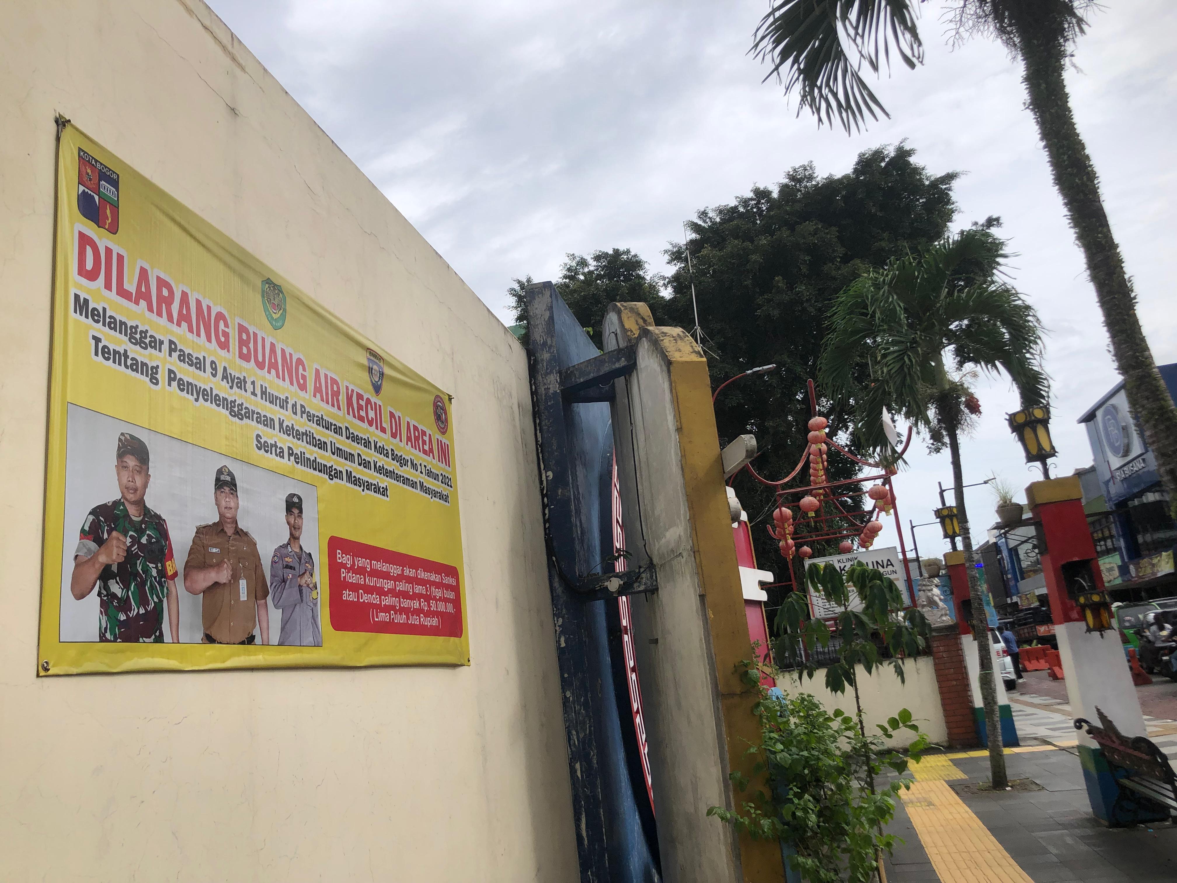 Banner larangan buang air kecil di sekitar kawasan Suryakencana, Kota Bogor.