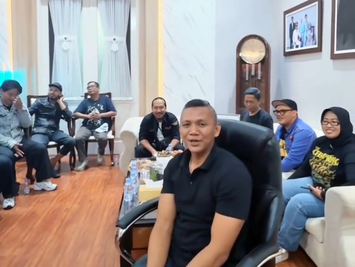 Jenal Mutaqin saat bertemu komunitas Bogor Barberhood, Pasukan Taman Ekspresi (Paste), serta para pengamen dan musisi jalanan.