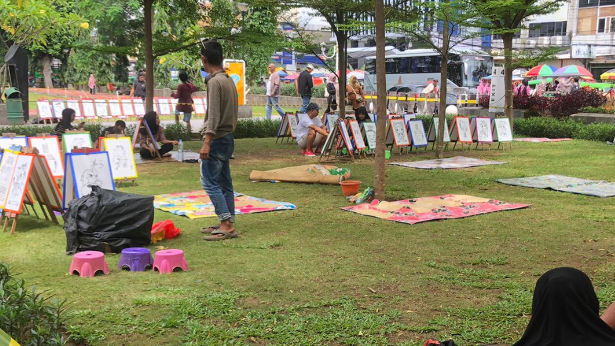 Jasa sewa tikar di alun-alun Kota Bogor.