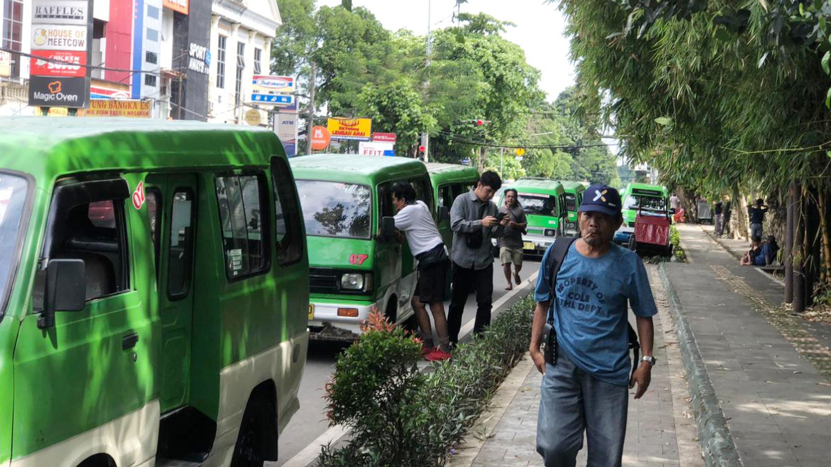Angkot tengah melintas di Jalan Sudirman, Kota Bogor.