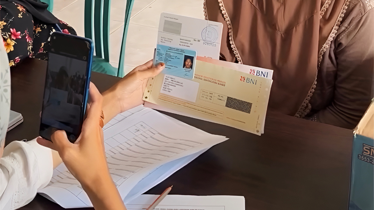 Ilustrasi: Penyaluran bantuan sosial (bansos) kepada masyarakat penerima manfaat.