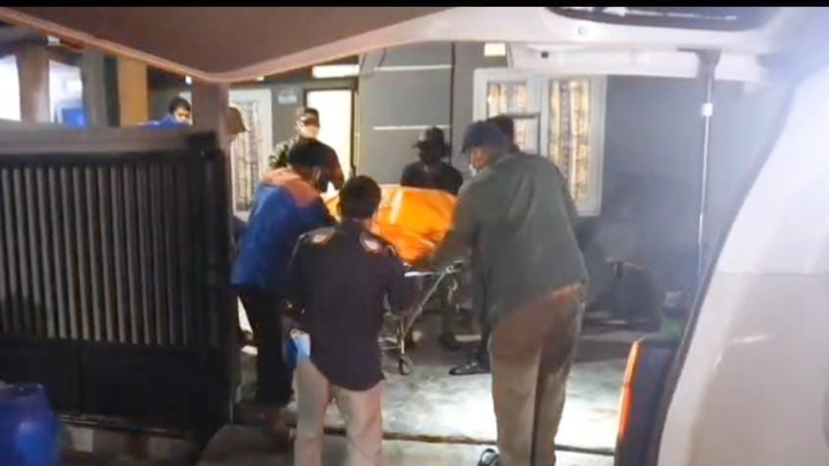 Proses evakuasi mayat di Desa Bojong, Kecamatan Klapanunggal, Kabupaten Bogor.