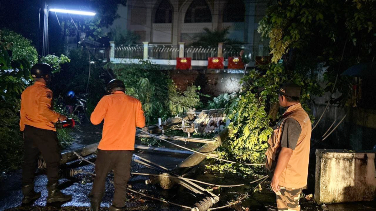 Petugas BPBD Kabupaten Bogor sedang melakukan peninjauan di lokasi kejadian, Gunung Putri Kabupaten Bogor.