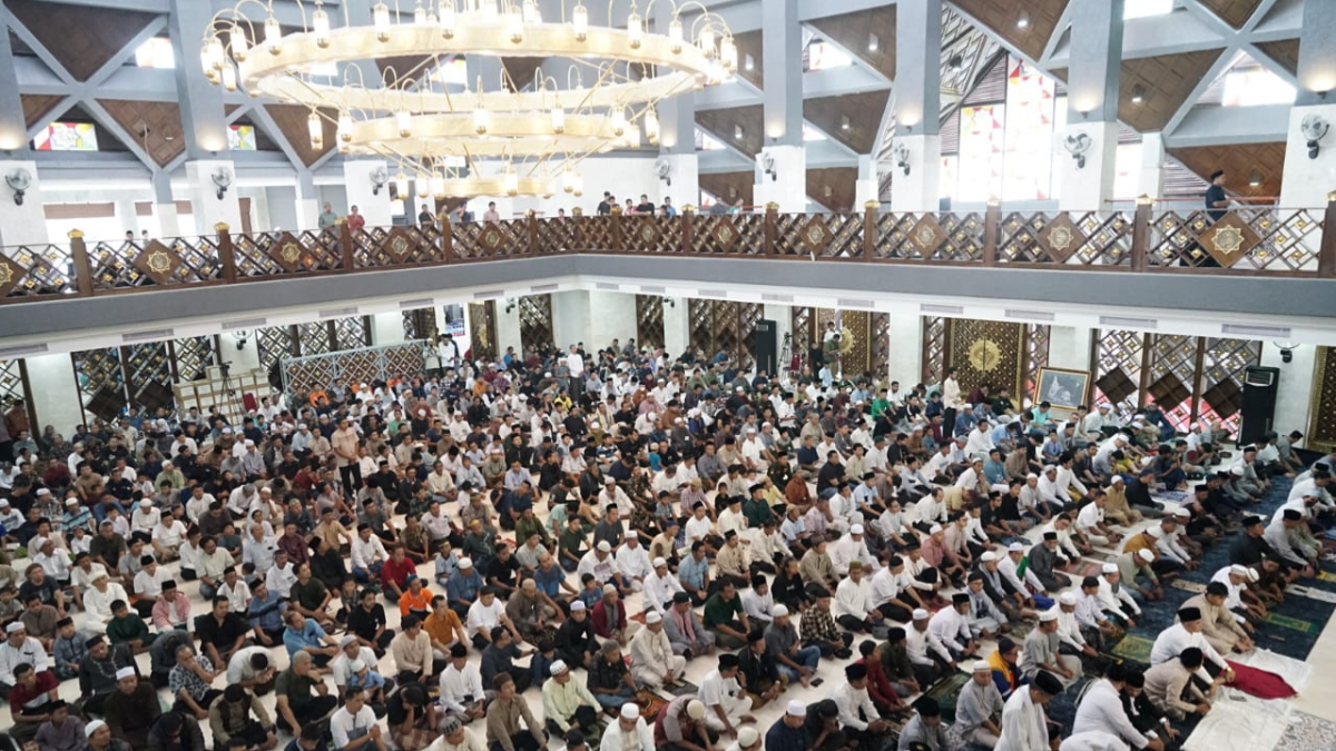 Suasana sholat Jumat perdana di Masjid Nurul Wathon Pakansari Cibinong, Kabupaten Bogor, Jumat, 26 Desember 2025.