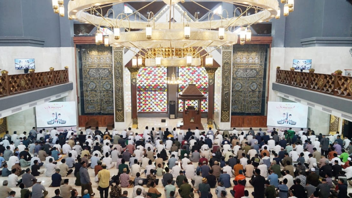 Ribuan jamaah mengikuti sholat Jumat perdana di Masjid Nurul Wathon Pakansari Cibinong, Kabupaten Bogor, Jumat, 26 Desember 2025.