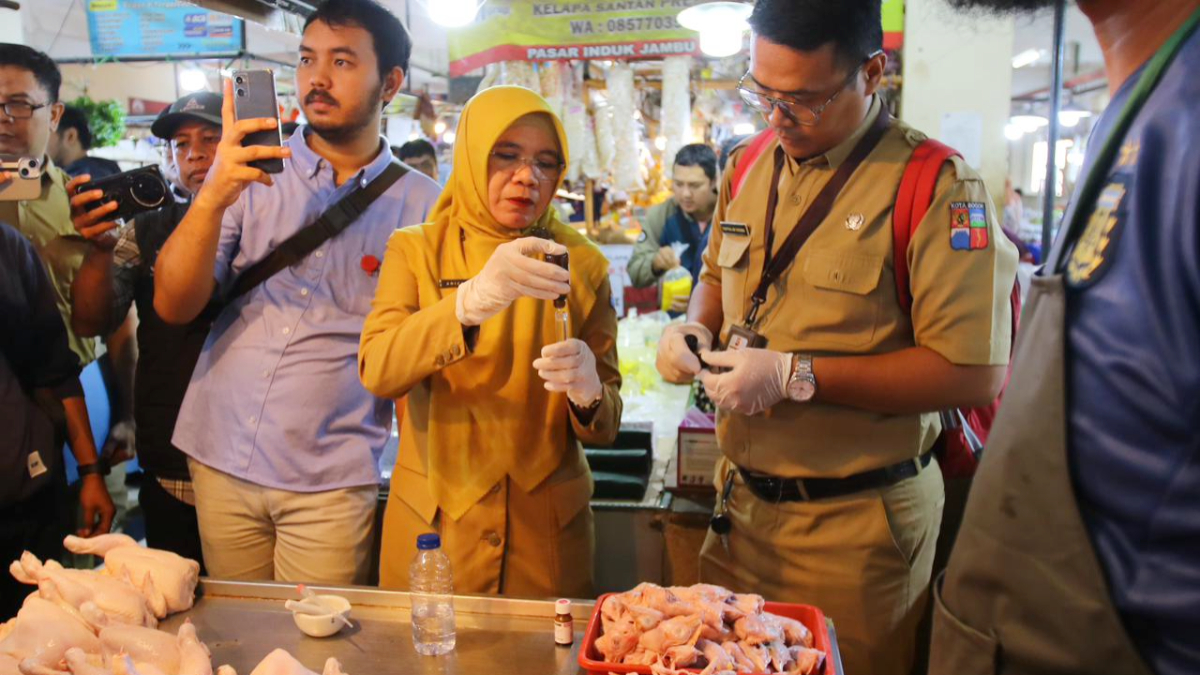 Tim Dinas Ketahanan Pangan dan Pertanian (DKPP) Kota Bogor saat melakukan uji formalin di Pasar Jambu Dua.