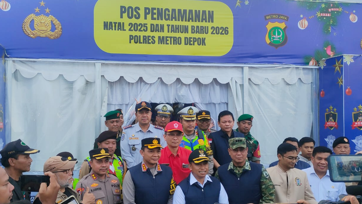 Wali Kota Depok Supian Suri bersama Forkopimda saat menyambangi Pos Pengamanan Natal dan Tahun Baru di Jalan Margonda.